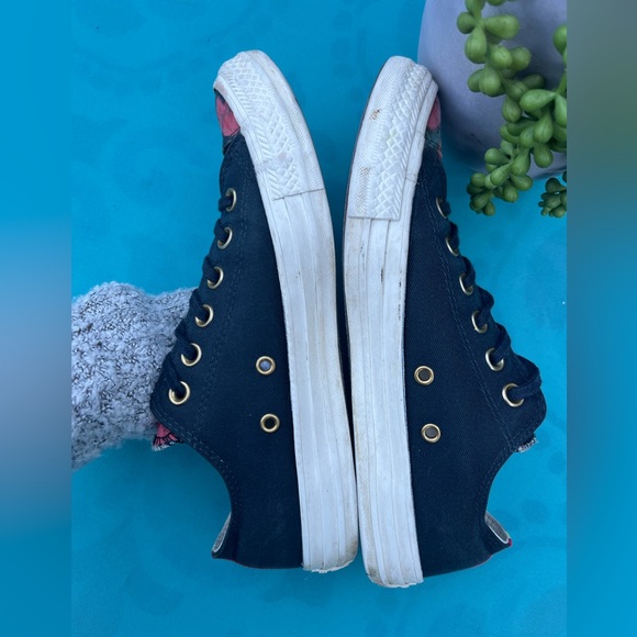 Converse Black with Red Flowers Women’s Low Top Sneakers size 8. - Picture 7 of 9